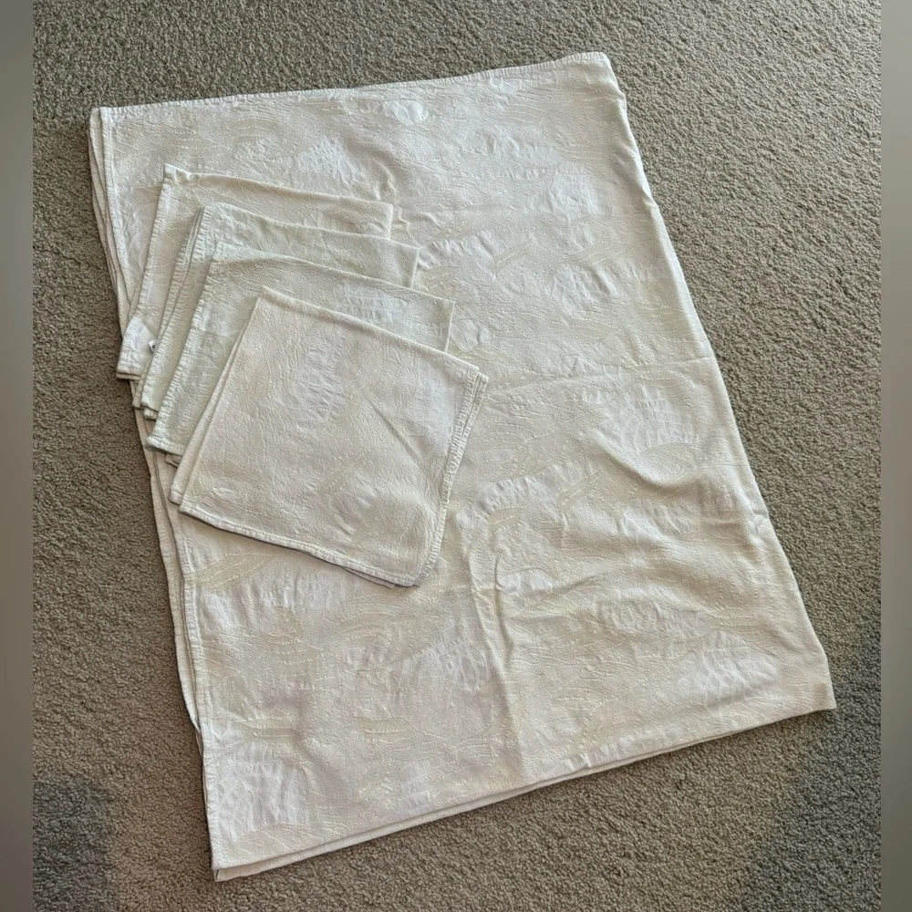 Vintage Crate & Barrel tablecloth with 4 matching napkins white/off white